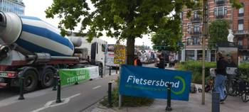 2 juni 2023: nationale applausdag voor fietsers, hier langs het gescheiden fietspad op de Kleine Ring, ter hoogte van de Luchtvaartsquare