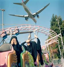 SELECT SEPT23 MAGNUM A plane files low over students riding a train at a funfair over the weekend. Istanbul, Turkey, 29 August 2018 ╕ Sabiha Çimen-Magnum Photos
