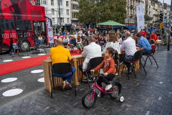 Autoloze zondag op 17 september 2023: de BRUZZ-bus aan Vlaamsepoort tijdens het door BRUZZ georganiseerde Good Move-debat.