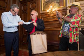 Lou Deprijck (Lou & The Hollywood Bananas) met Jan Bucquoy en toenmalig burgemeester Yvan Mayeur in 2016