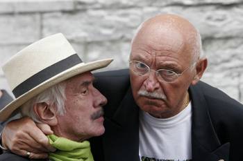 Lou Deprijck met Lange Jojo op de begrafenis van zanger Jeff Bodart in 2008