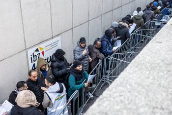 Asielzoekers slapen aan het aanmeldcentrum Pacheco 8