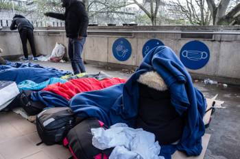 Asielzoekers slapen aan het aanmeldcentrum Pacheco 7