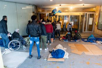 Asielzoekers slapen aan het aanmeldcentrum Pacheco 10