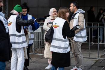 Asielzoekers slapen aan het aanmeldcentrum Pacheco 11