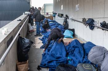 Asielzoekers slapen aan het aanmeldcentrum Pacheco 2