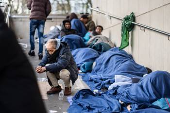 Asielzoekers slapen aan het aanmeldcentrum Pacheco 9