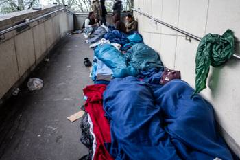 Asielzoekers slapen aan het aanmeldcentrum Pacheco 1