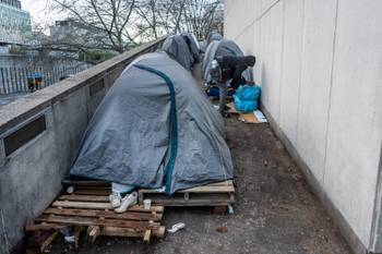 Asielzoekers slapen aan het aanmeldcentrum Pacheco 3