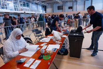 9 juni 2024: stembureau in het Omnisportcentrum in de Graafschap Jettelaan.