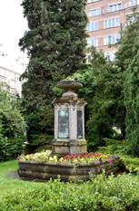 Koloniaal erfgoed Monument-fontein ter ere van kapitein Louis Crespel