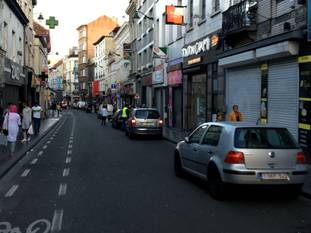 Op de Gentsesteenweg wordt ondanks het verbod overal geparkeerd.