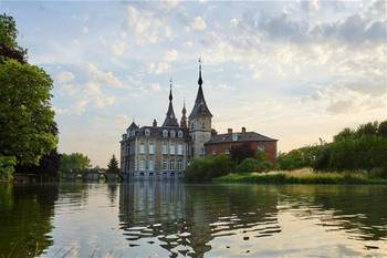 Het kasteel van Ribaucourt in Perk vormt het feeërieke decor voor het Paradise City festival. © Paradise City