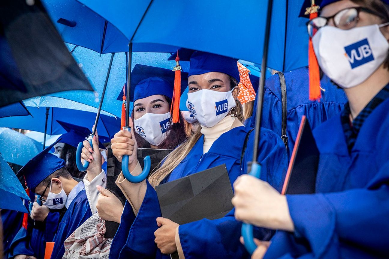 Een normaal afstudeermoment zit er dit jaar niet in voor de studenten van de ULB en de VUB met de stad Brussel een akkoord gevonden om de Grote Markt te gebruiken als unieke omgeving van een diploma-uitreiking mondmasker_4_(c)_Belgaimage