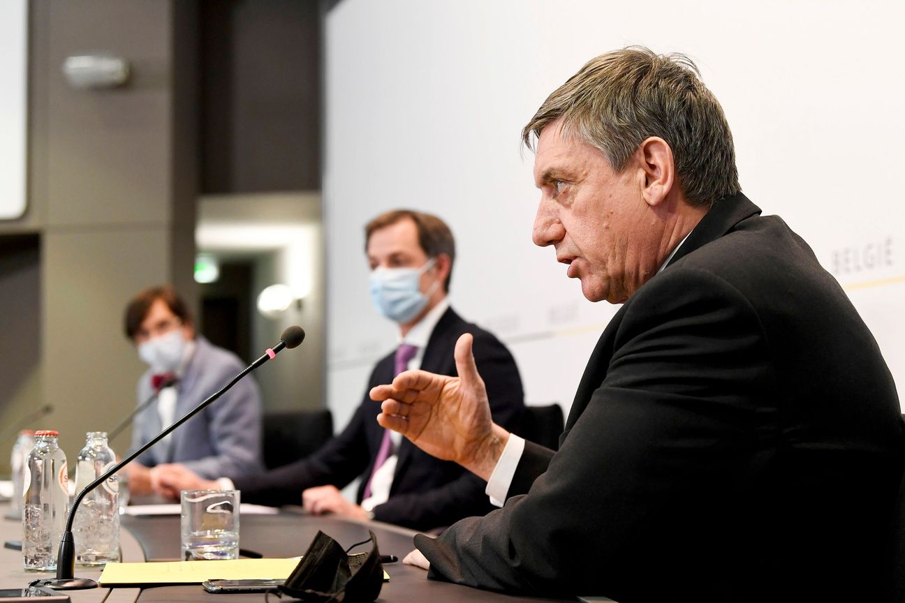 Eerste minister Alexander De Croo, geflankeerd door Elio Di Rupo en Jan Jambon (vooraan), respectievelijk ministers-president van Wallonië en Vlaanderen op de persconferentie na het overlegcomité van 14 april 2021