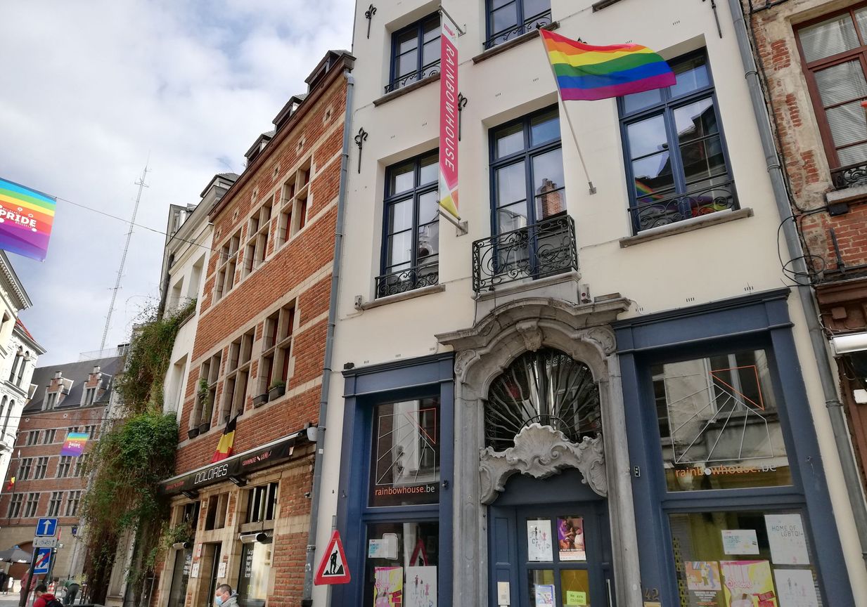 Het RainbowHouse op de Kolenmarkt herbergt verschillende Franstalige en Nederlandstalige LGBTQI+ (lesbiennes, gays, bi, trans, queer en intersex personen) -verenigingen uit het Brusselse gewest