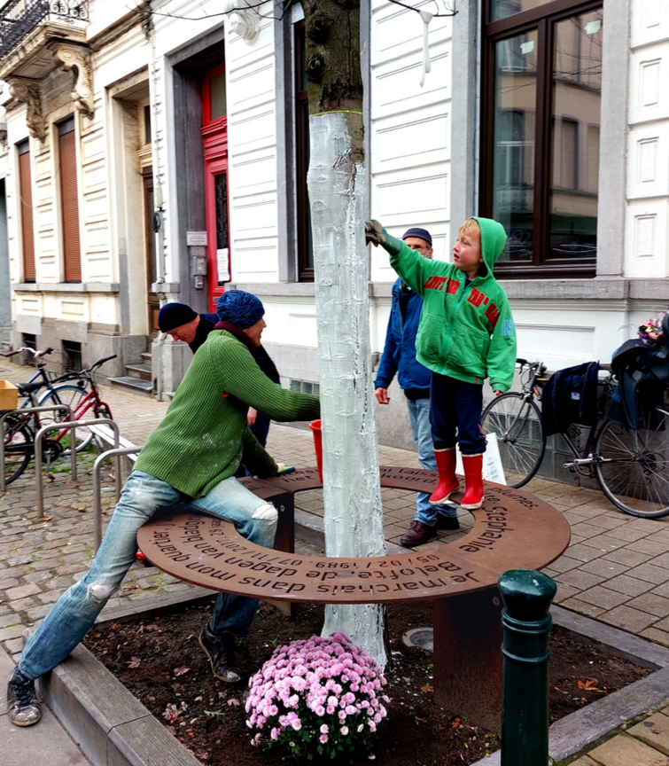 De boom waarrond het monument is opgebouwd, kreeg een wit kleurtje.