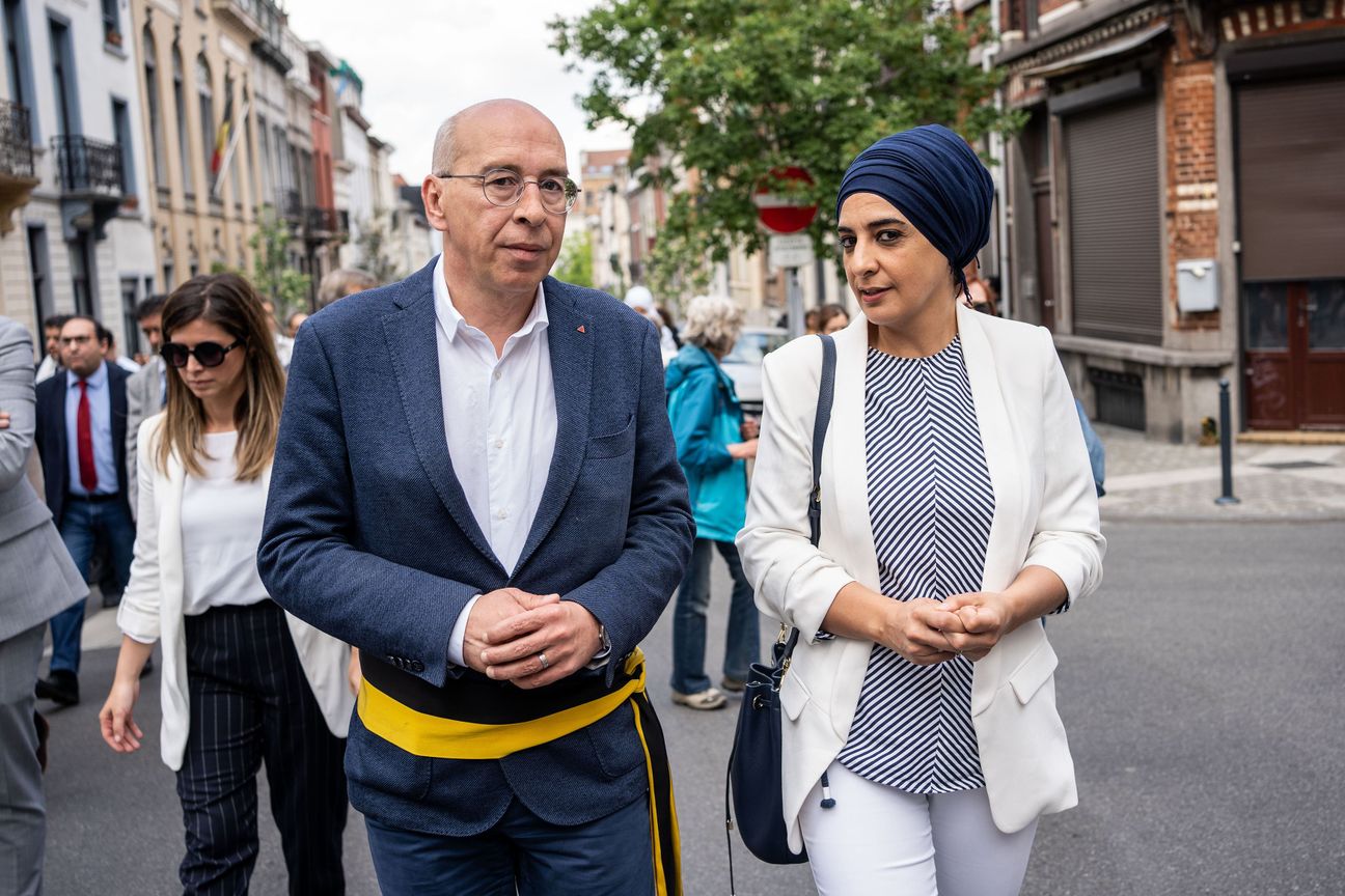 Michel De Herde (LB-DéFi), schepen van Onderwijs in Schaarbeek, tijdens een herdenking voor de racistische moord op het Marokkaans-Belgische koppel Habiba El Hajji en Ahmed Isnasni in 2002