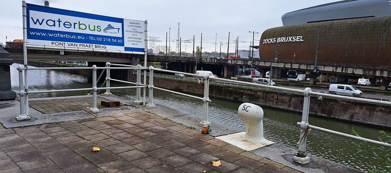 De aanlegplaats voor de Waterbus aan de Van Praetbrug bij winkelcomplex Docks Bruxsel