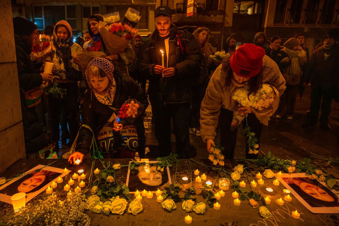 15 januari 2023: herdenking voor Sourour A., een vrouw met Tunesische roots, die op 12 januari dronken was opgepakt op het Kasteleinsplein in Elsene en later in het commissariaat van de federale politie in de Koningsstraat overleed