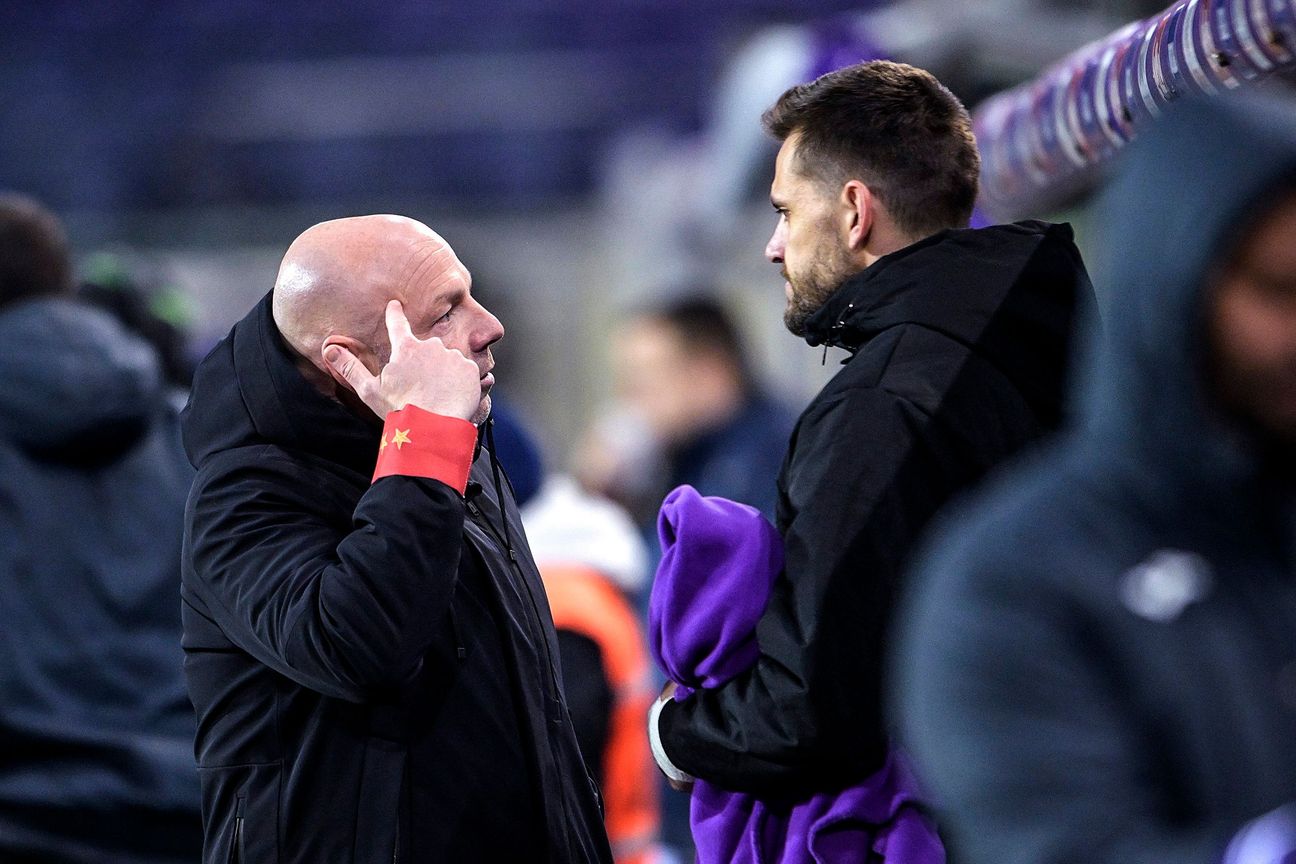 18 januari 2023: Brian Riemer en Hendrik Van Crombrugge, hoofdtrainer en doelman van RSC Anderlecht, tijdens de met 2-3 verloren Jupiler Pro League-wedstrijd tegen Zulte Waregem in het Lotto Park