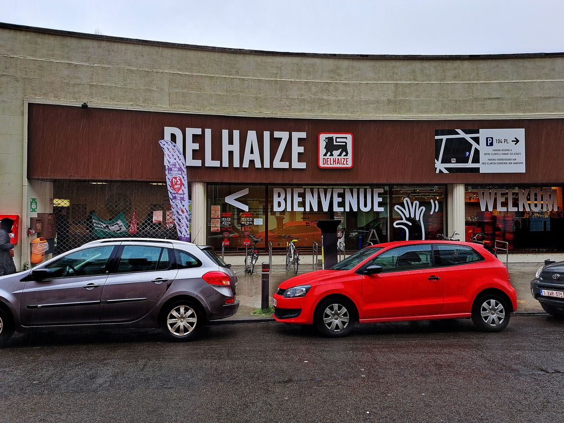 10 maart 2023: de Delhaizewinkel in de de Henninstraat in Elsene, is één van de supermarkten van de keten in eigen beheer waarvan het de bedoeling is dat ze door zelfstandige franchisehouders worden overgenomen. Het personeel staakt