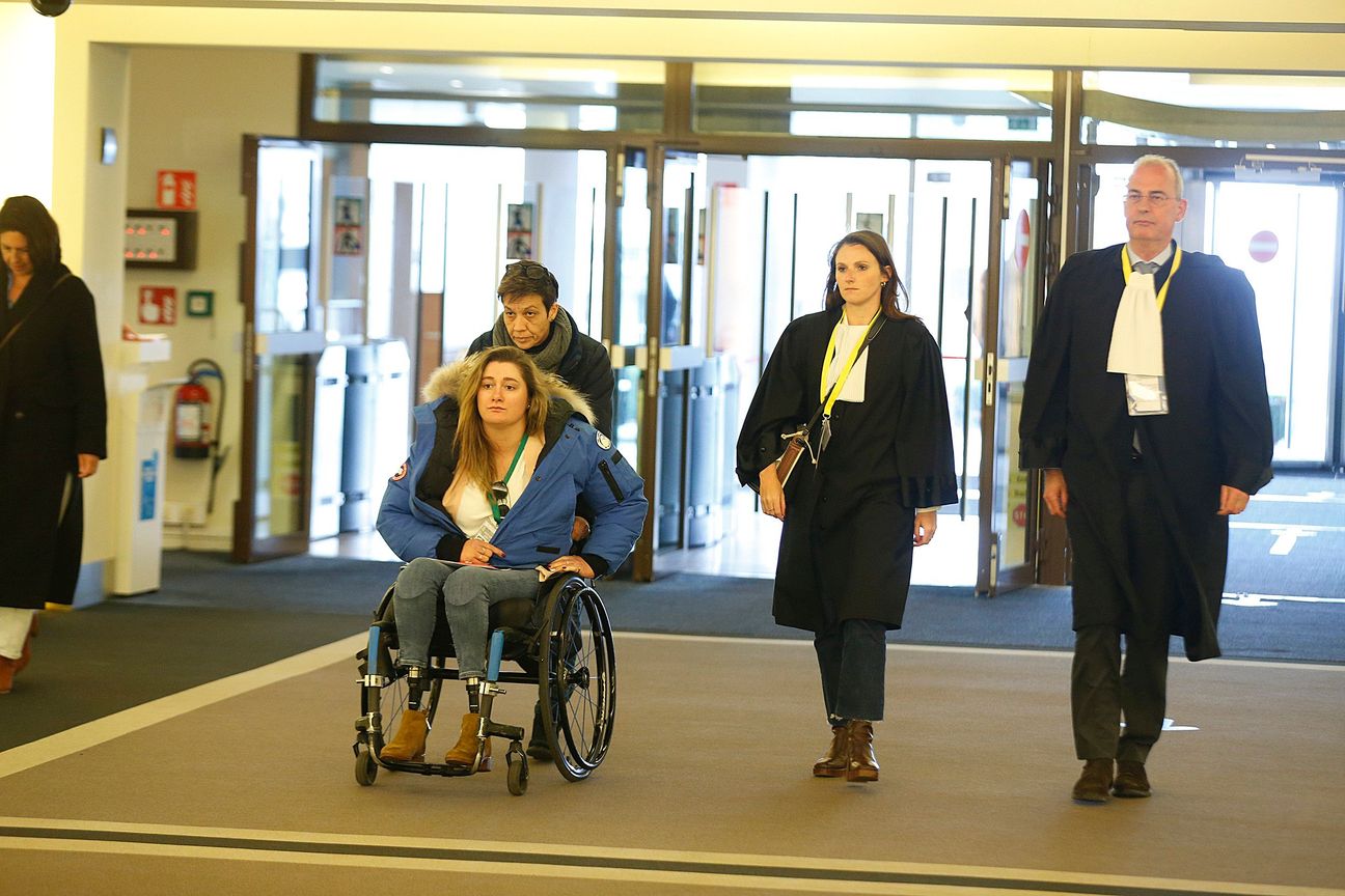 6 maart 2023: Beatrice de Lavalette, slachtoffer van de terreuraanslag van 22 maart 2016 in Brussels Airport, bij haar aankomst voor het assisenproces over de aanslagen in het Justitia-complex in Haren