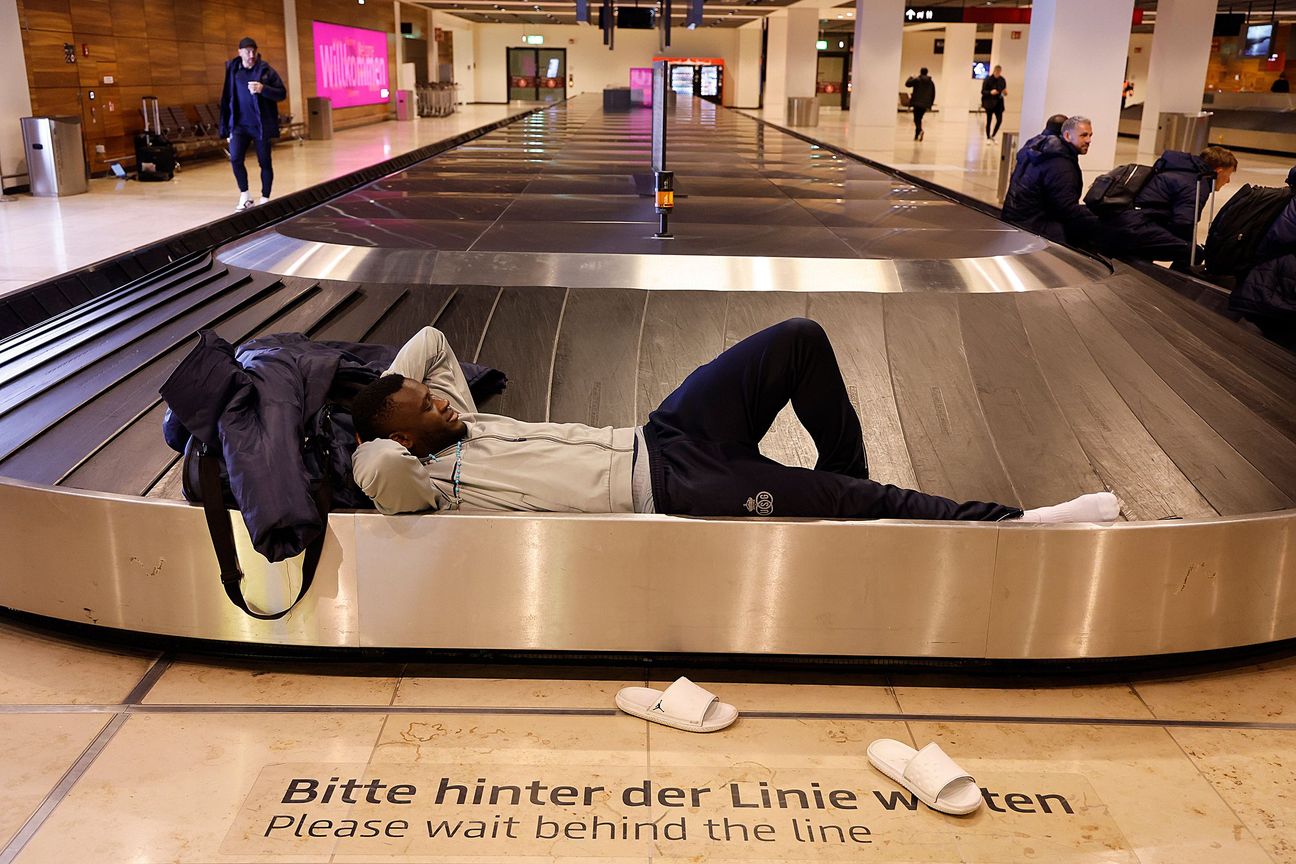 9 maart 2023: Victor Boniface, maker van twee doelpunten in de wedstrijd van Union St-Gilloise in de UEFA Europa League-wedstrijd tegen Union Berlin (3-3), op de luchthaven van Berlijn na de wedstrijd. De startbanen raakten niet tijdig sneeuwvrij