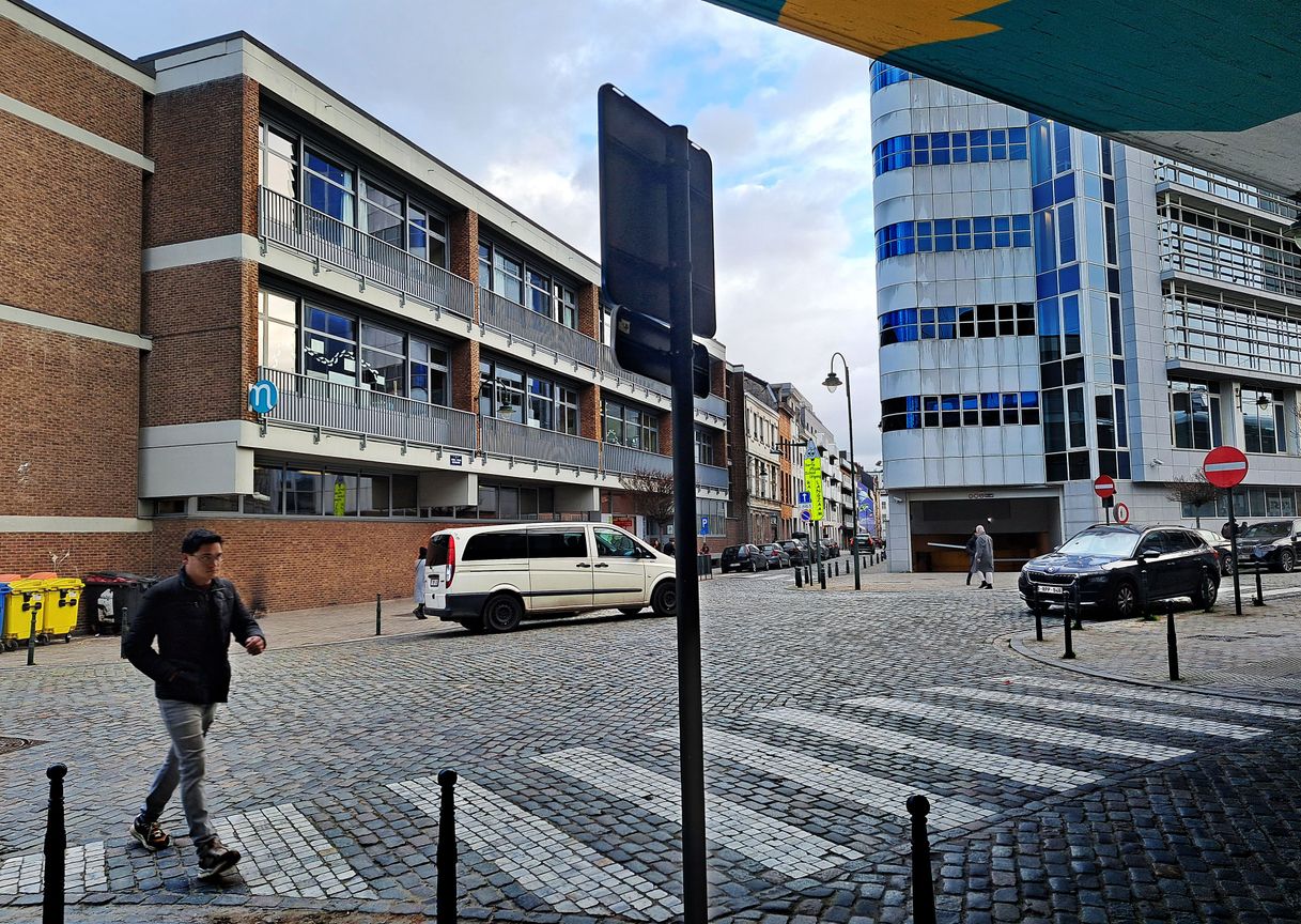 De lagere school van het Sint-Jan Berchmanscollege, op de hoek van Nieuwland en de Rogier Van der Weydenstraat, met het gebouw van Group S aan de overkant