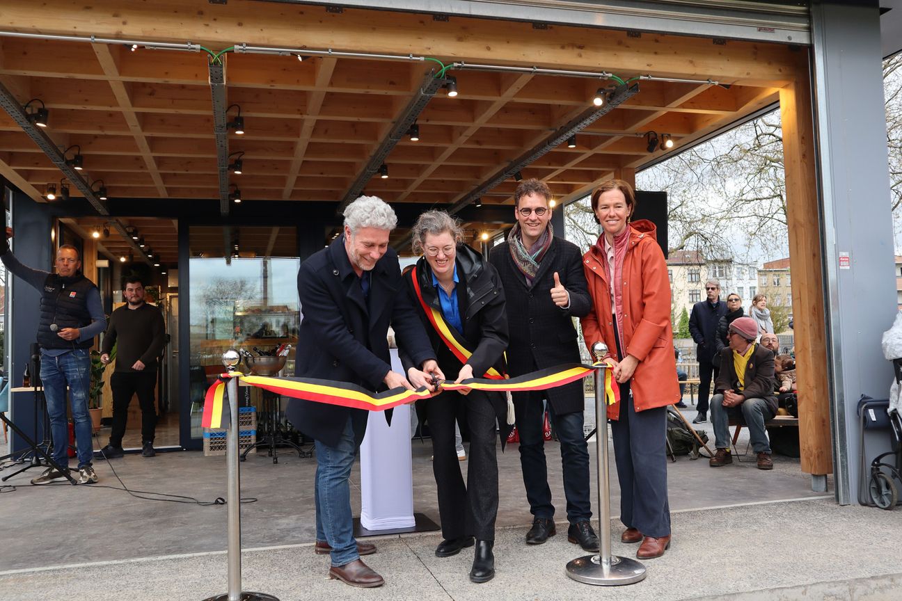 28 april 2023: officiële opening van de kiosk L'écluse in het park aan de Ninoofsepoort, in aanwezigheid van burgemeester Cathérine Moureaux, minister Alain Maron en schepen Jef Van Damme