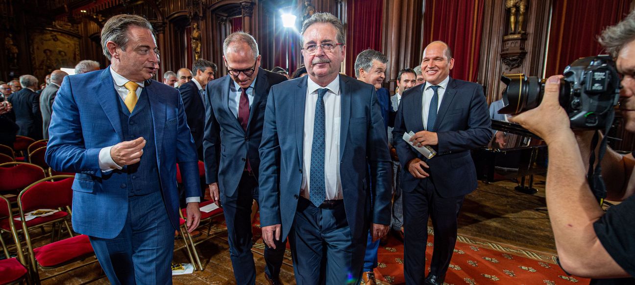 Voorzitter Bart De Wever en Matthias Diependaele (N-VA), Brussels minister-president Rudi Vervoort en Brussels burgemeester Philippe Close (PS) tijdens de 11 juli-receptie in het stadshuis in Brussel in 2022.