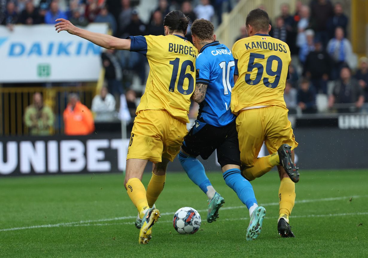 Unions-spelers Christian Burgess en Ismael Kandouss nemen Noa Lang van Club Brugge in de tang tijdens de eerdere Play Off 1-confrontatie tussen beide teams op 6 mei 2023 in Brugge. Union won toen met 1-2