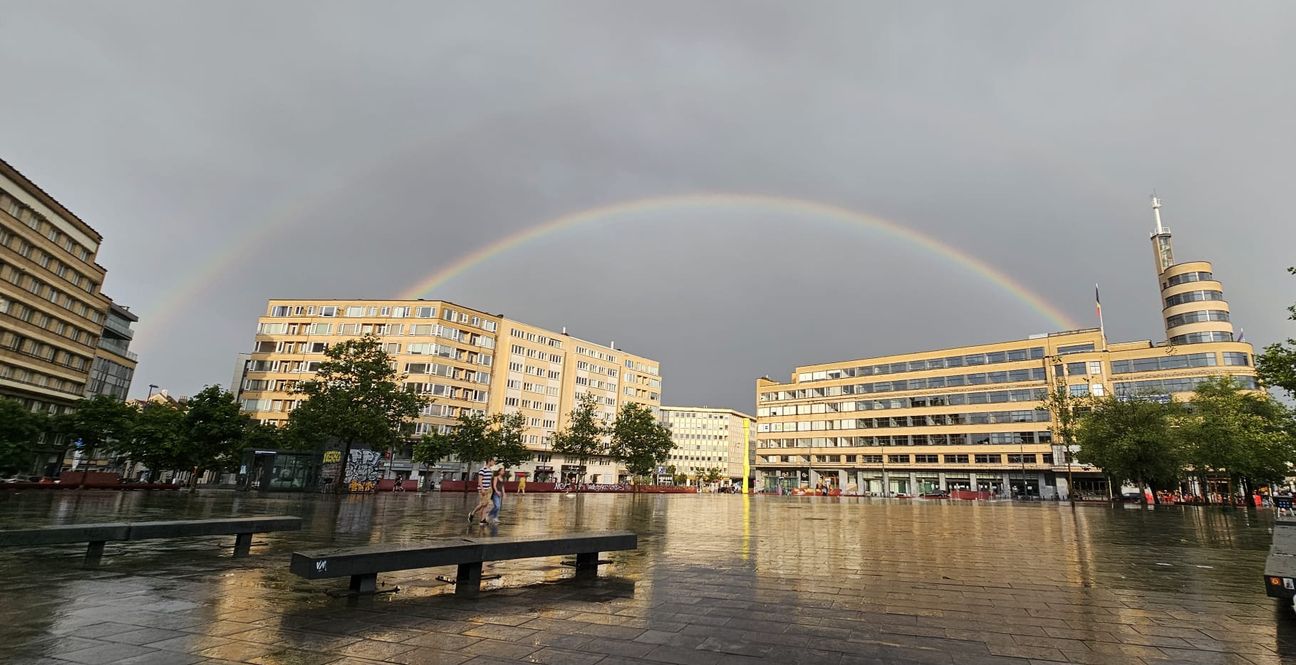 Flageyplein onder een regenboog