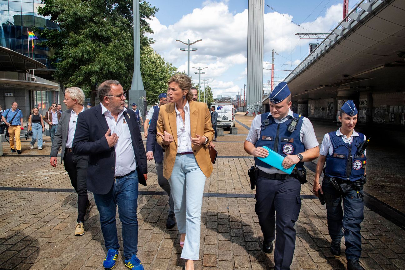 Zaterdag 26 augustus 2023: minister van Binnenlandse Zaken Annelies Verlinden (CD&V) met Jean Spinette (PS), burgemeester van Sint-Gillis, tijdens de actie van politie en schoonmaakdiensten in het Zuidstation