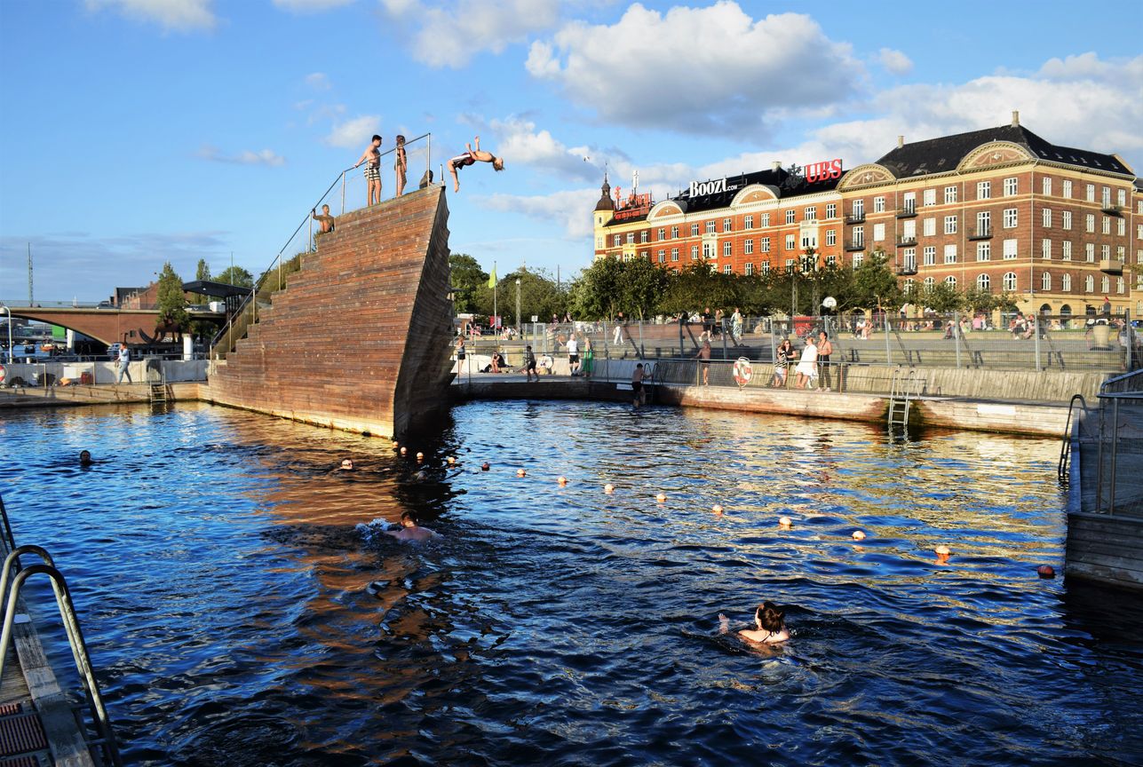 Kopenhagen, klimaatbestendige stad: Islands Brygge Havnebadet, het openlucht havenzwembad