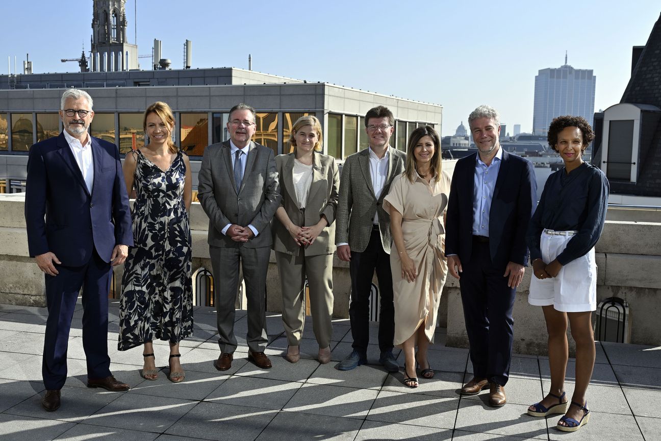 De Brusselse regering in juni 2023: minister Bernard Clerfayt, staatssecretaris Ans Persoons, minister-president Rudi Vervoort, minister Elke Van den Brandt, minister Sven Gatz, staatssecretaris Nawal Ben Hamou, minister Alain Maron en Barbara Trachte