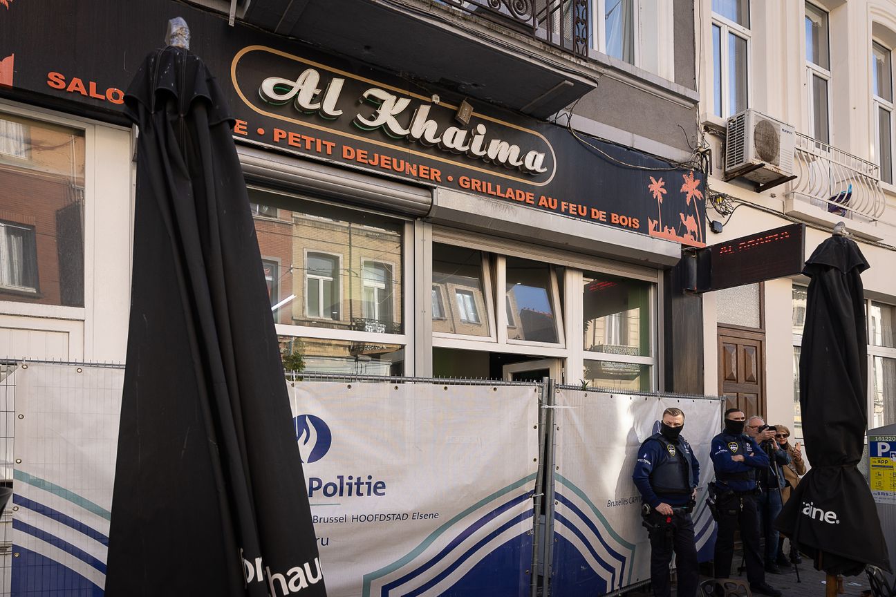 17 oktober 2023: café Al Khaima in de Van Ooststraat in Schaarbeek, waar de dader van de dodelijke aanslag op twee Zweedse voetbalsupporters de avond tevoren werd neergeschoten door de politie