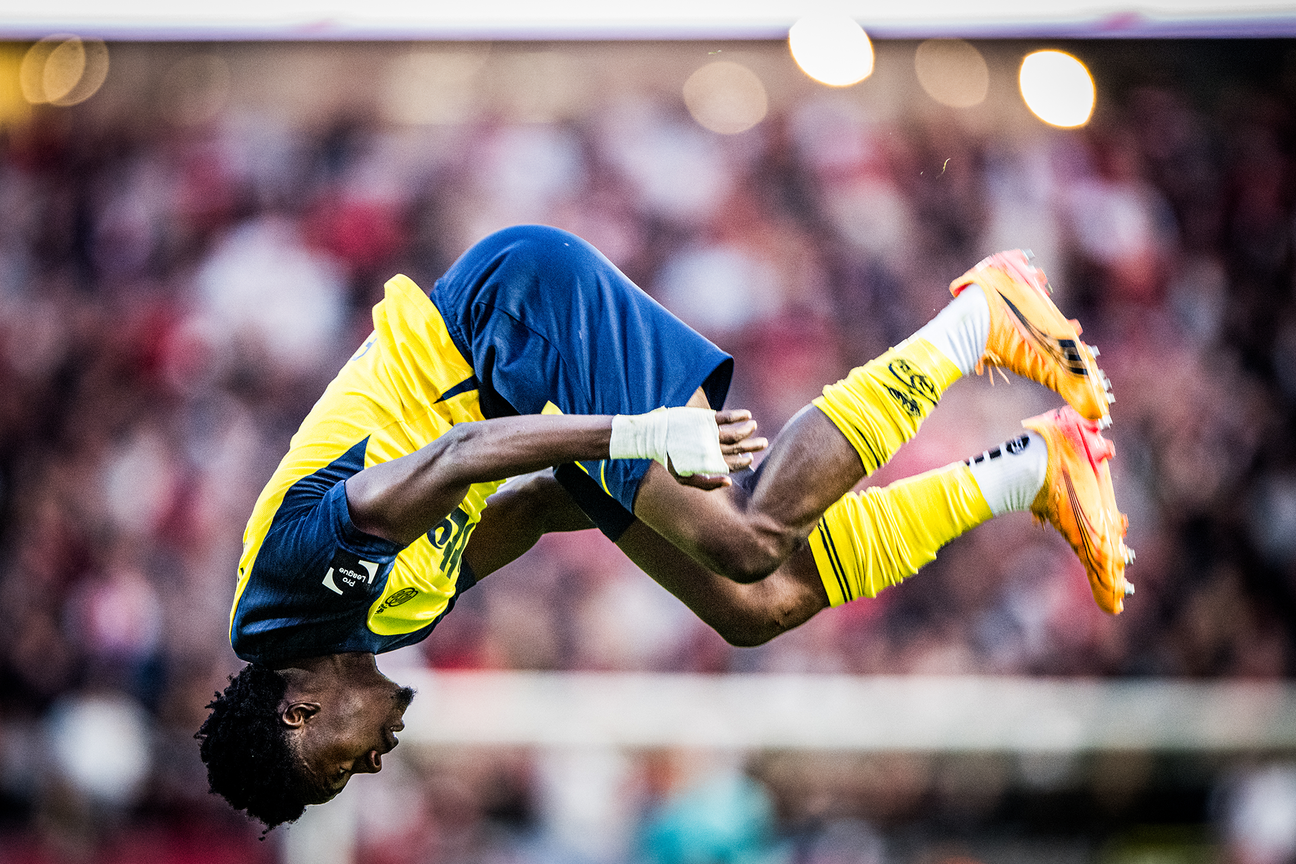 Union-speler Mohammed Fuseini maakt een salto in de lucht nadat hij een doelpunt scoort in de wedstrijd tegen Antwerp.
