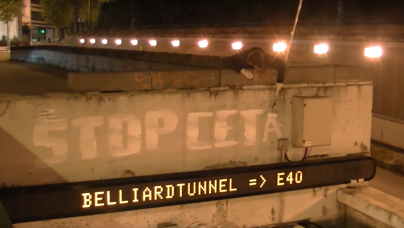 In het filmpje onderaan het artikel is te zien hoe activisten verschillende tunnelingangen in Brussel beschilderen met slogans.