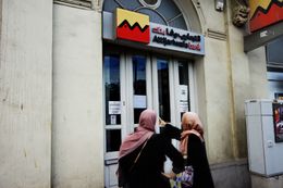 13 september 2022: het Verboekhovenplein in Schaarbeek, beter gekend als 'De Berenkuil':  twee vrouwen lezen een handgeschreven bericht dat de Attijariwafa bank gesloten is wegens internetproblemen.