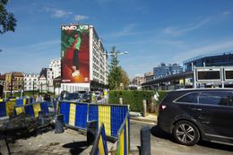 Het braakliggend terrein aan de Paul-Henri Spaaklaan, tussen Zuidstation en Baraplein, waar het project Move'Hub zou moeten komen, vandaag met muurschildering van voetballer Karim Benzema.