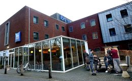 16 februari 2023: 163 asielzoekers werden van het kraakpand in de Paleizenstraat overgebracht naar Het Ibis Budget Brussels South-hotel in Ruisbroek (Sint-Pieters-Leeuw) in Vlaanderen, niet ver van de grens met het Brussels Gewest