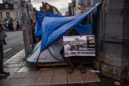 24 februari 2023: het tentenkamp van asielzoekers op en langs de brug aan het kanaal en het Klein Kasteeltje: een oude affiche met de slogan 'We are not dangerous, we are in danger' is nog steeds relevant