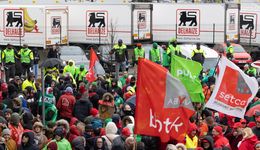 14 maart 2023: protest van de vakbondens aan het distributiecentrum van Delhaize in Zellik, na de bekendmaking van de directie dat de vestigingen van de supermarktketen in eigen beheer in franchise zullen gegeven worden