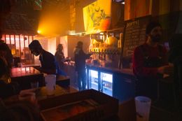 Brasserie Illegaal, in een uithoek van Anderlecht, nog geen honderd meter van de gewestgrens met Drogenbosdoet bijna elk weekend dienst als feestzaal