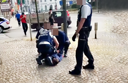 Arrestatie door de politie aan de Wolvendenaalpark met de knie op de rug van de arrestant doet denken aan de arrestatie George Floyd in Minneapolis