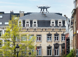 Op 28 april werd het kunstwerk In the Cloud van Luk Van Soom op het dak van voormalige koffiebranderij Espace Jacqmotte geplaatst