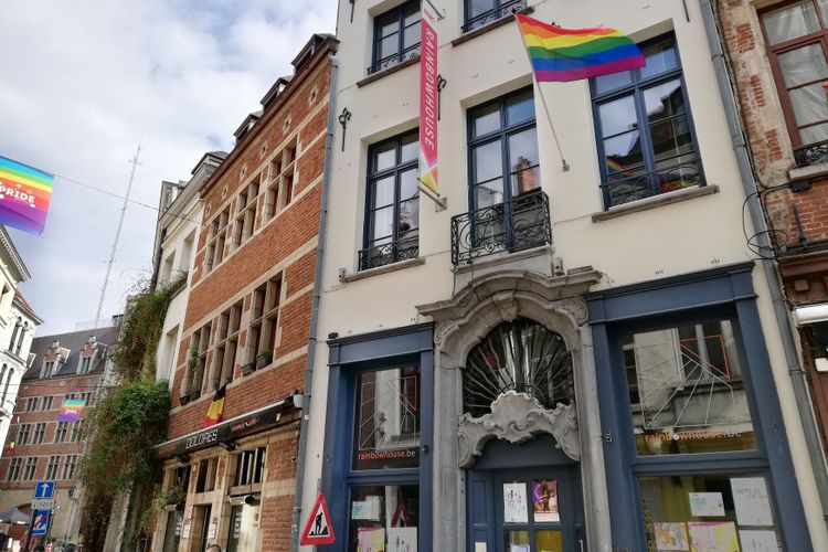 Het RainbowHouse op de Kolenmarkt herbergt verschillende Franstalige en Nederlandstalige LGBTQI+ (lesbiennes, gays, bi, trans, queer en intersex personen) -verenigingen uit het Brusselse gewest
