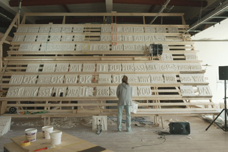 Miet Warlop in haar atelier waar 'IT NEVER SSST' voorbereid wordt.