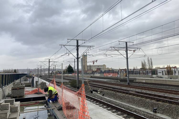 Het nieuwe GEN-station Anderlecht op de lijn S3 enkele weken voor de opening.